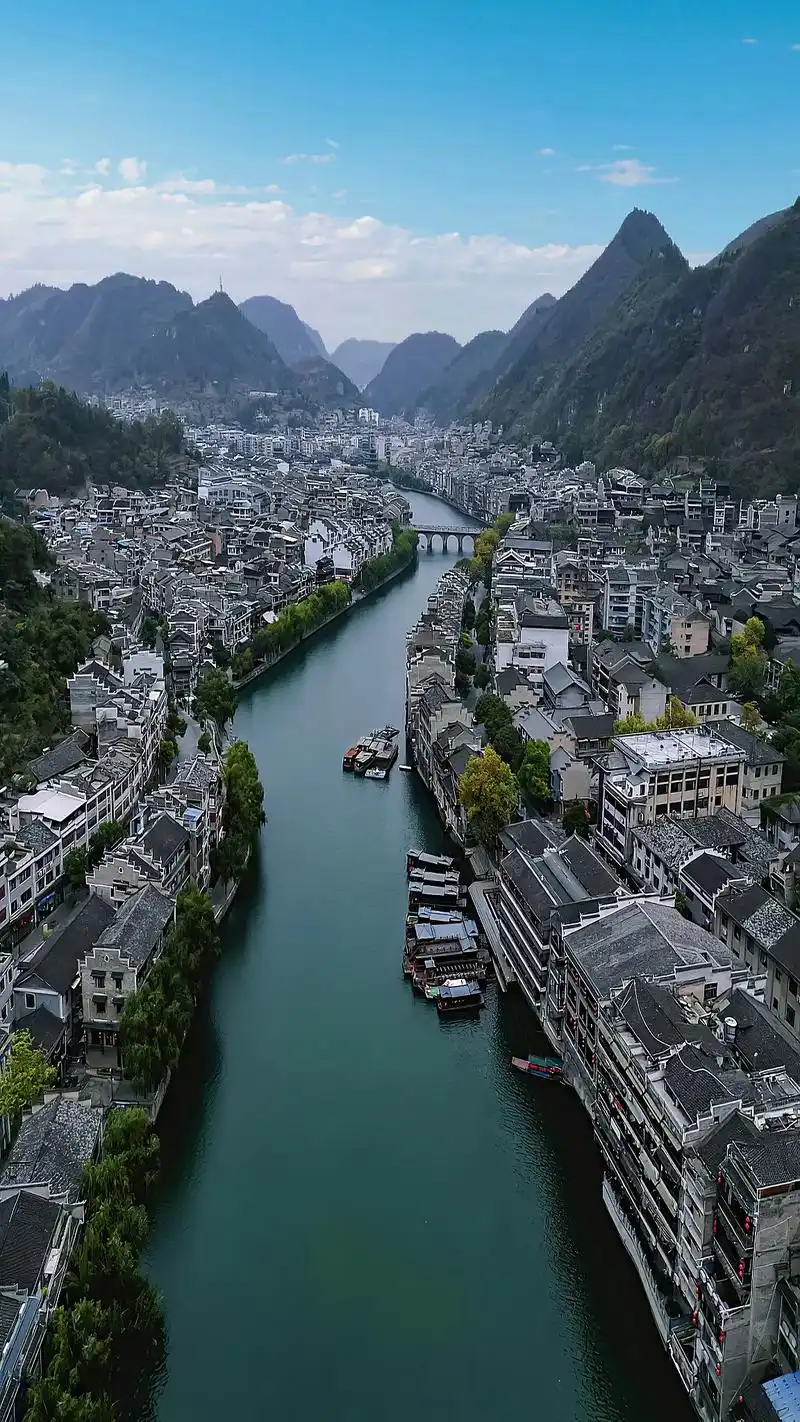 总要和心爱的人去一趟贵州镇远古镇吧!距今已有2300多年历史 - 抖音