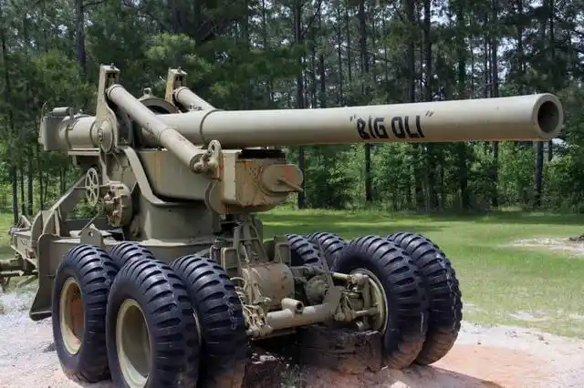 炮闩处于闭锁状态下的长脚汤姆155毫米榴弹炮,其火炮尾部为圆形的.