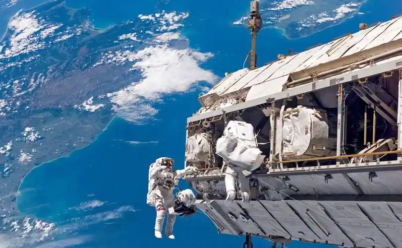 如果宇航员不小心掉进了外太空,会经历什么?他们还能存活吗?