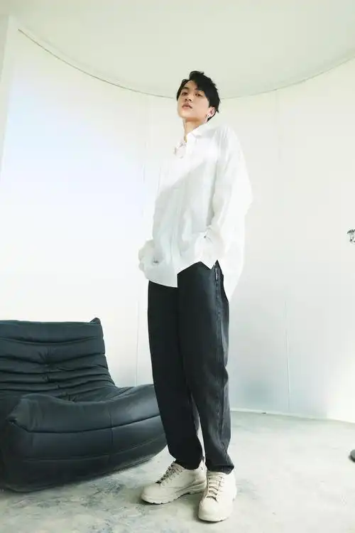 春夏季男孩,你只需要一件白衬衫,男生穿搭get