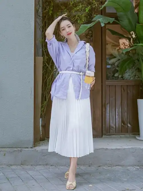 白色百褶裙搭配什么上衣?这样穿时髦好看又有品位