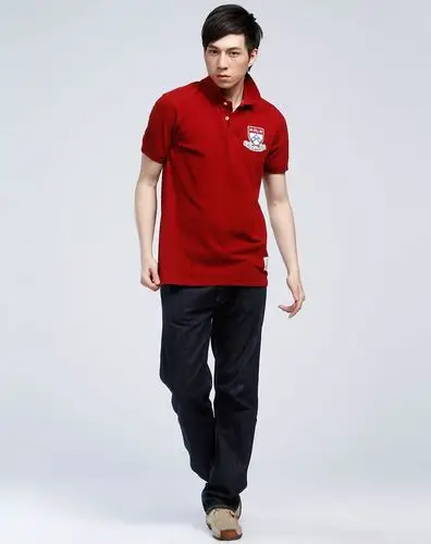 深红色短袖polo衫