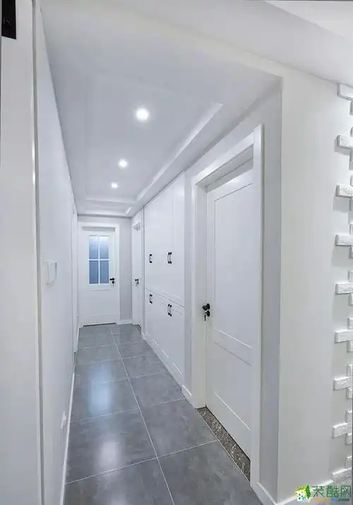 过道的泥砖很简单