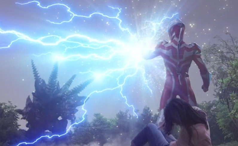 礼堂光就是银河奥特曼的人间体,在第一集我们可以发现,在怪兽出现后