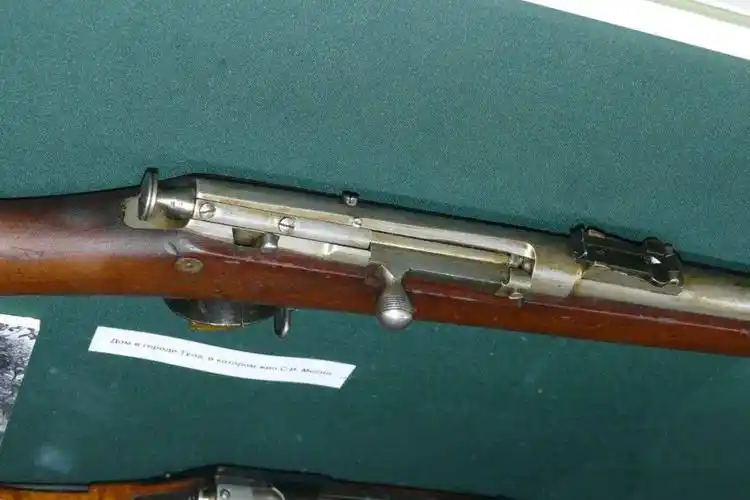 莫辛在1880年代提交的内置弹仓供弹步枪,口径:10.6mm