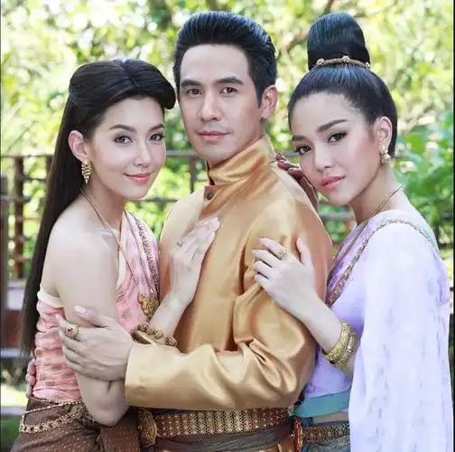 这部剧是泰国2018年的收视冠军剧,获奖无数.