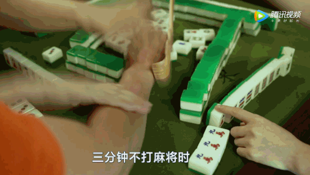 三分钟不打麻将时,手痒.看到话筒时,喉咙痒.例如害羞时,脚掌痒.