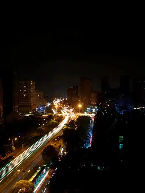 夜幕下凌晨四点城市里的街道