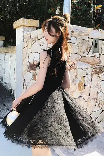 黑裙子连衣裙显瘦