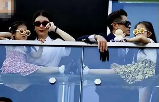 58岁郭富城庆生方媛母女送全家福蛋糕郭富城满脸褶夫妻似父女