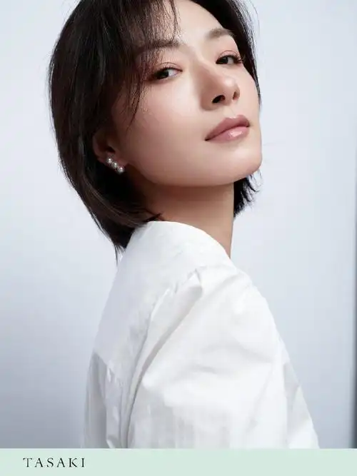 演员@万茜佩戴tasaki珠宝,演绎初秋摩登风范.