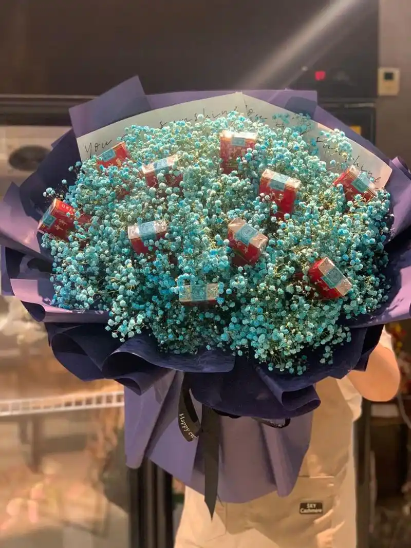 满天星花束里的烟花 吸烟有害健康哟!