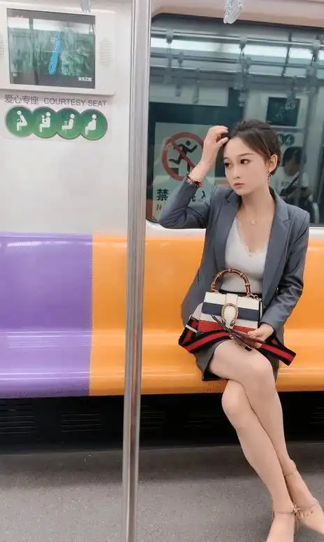 真正的地铁女神,这高跟鞋太有女人味了!
