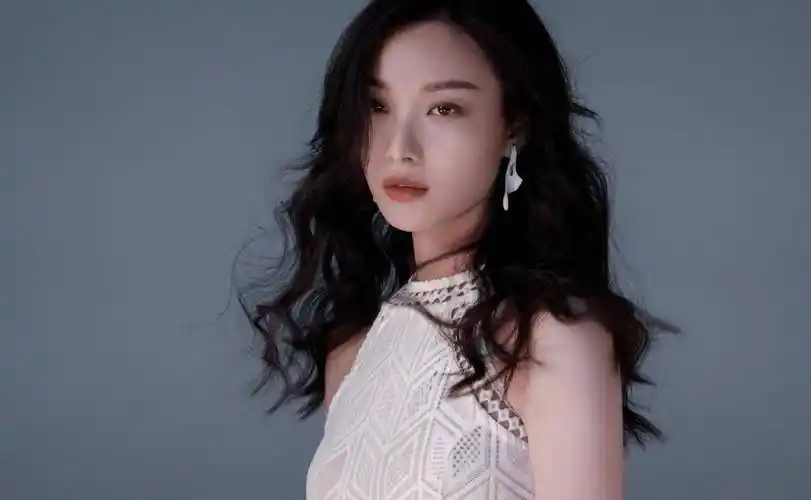 倪妮红毯下班状态反差大!