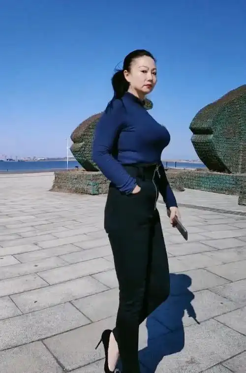 酒香不怕巷子深轻熟女人穿搭紧身裤仍风韵犹存