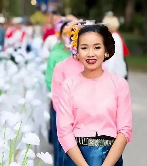 西双版纳:妈妈用200多根发夹,为女儿梳了漂亮的孔雀