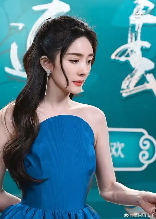 杨幂公主头蓝色抹胸长裙造型的好甜好漂亮呀……|公主头|杨幂|抹胸
