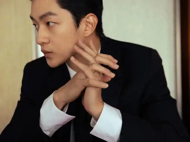 屈楚萧周末画报机车封面##屈楚萧机车伤妆大片