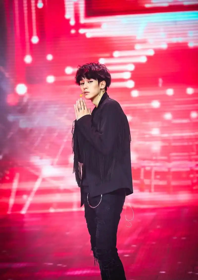 core one举行出道记者会 表演新曲《rollin》