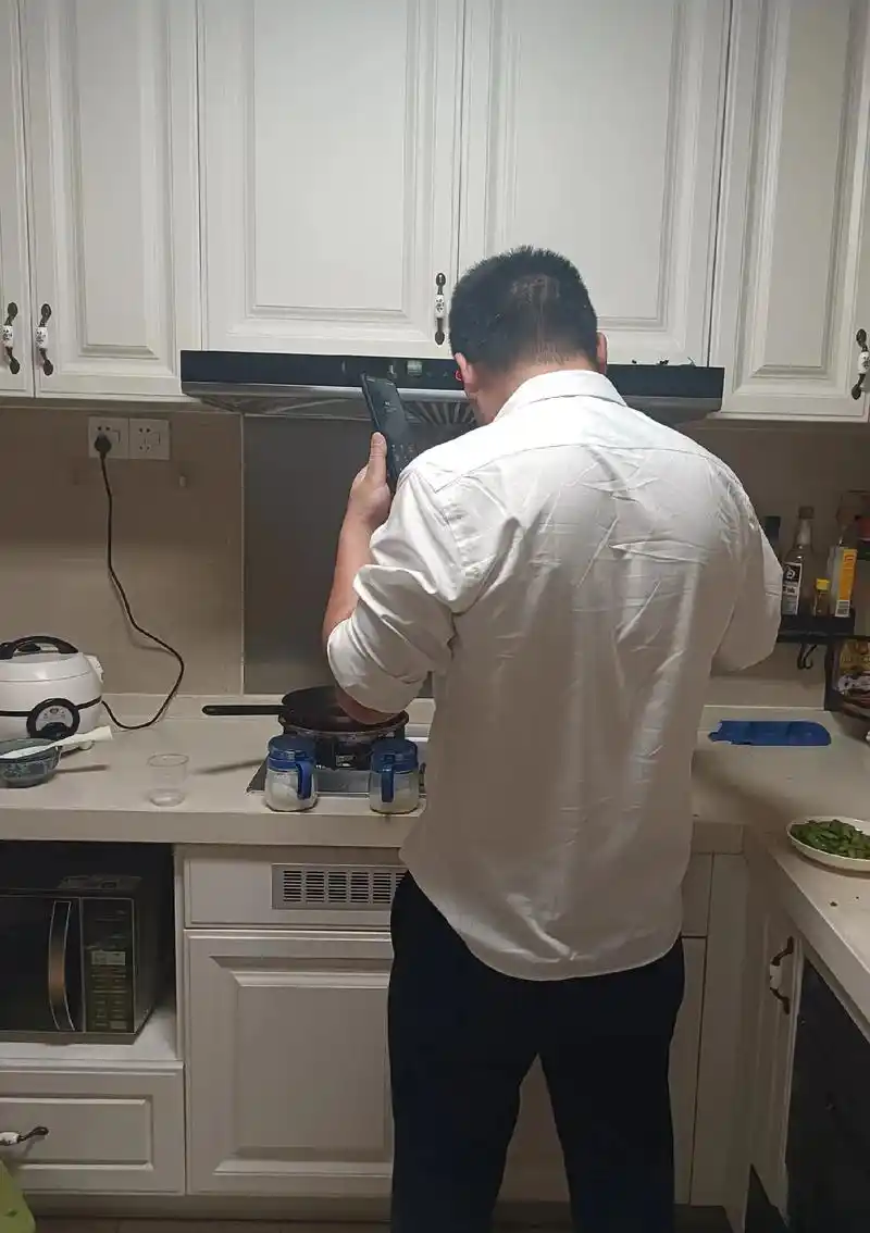 被迫营业的男人 白衬衫西裤做饭是不是最帅#劳动dou有范儿 - 抖音
