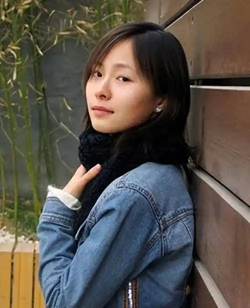 陈道明把一部电视剧《我们无处安放的青春》的女主角位置让给了江一燕