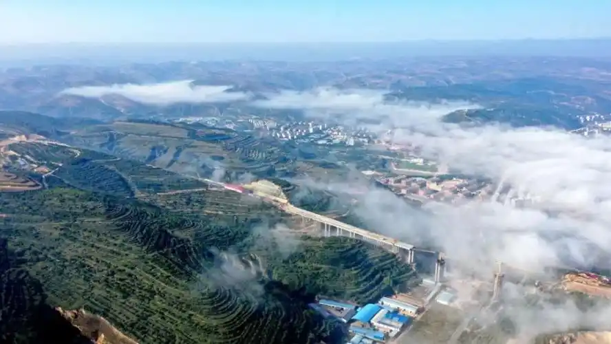 仲秋时节,雨后的宁夏固原市彭阳县城云雾缭绕,景色如画.