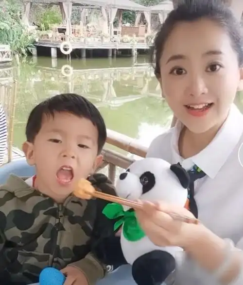 43岁的月亮姐姐老公是富豪儿子叫正好虎头虎脑的十分可爱