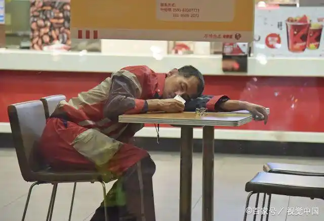 实拍外卖快递员心酸瞬间,齐腰深水前行,累的在包裹堆睡着