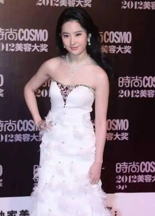 刘亦菲气质无敌了白色抹胸连衣裙勒出s形曲线满满的国际范