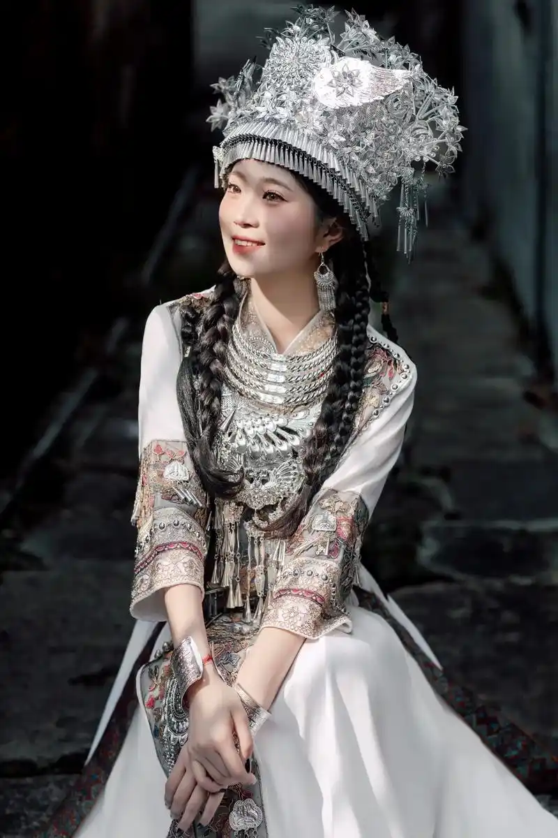 山河远阔,人间烟火,穿一次苗族服饰,体验一次苗族风情,当一回 - 抖音