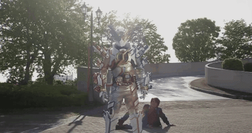 自然就是怼天怼地怼空气的魔性假面骑士,咳咳,其实是南光太郎的变身