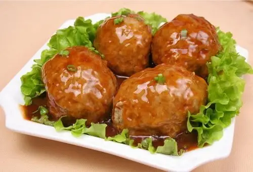 淮扬名菜——红烧狮子头