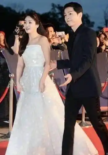 原创宋仲基分手后为美女喝酒助威还推倒6000万婚房重建彻底活回自我