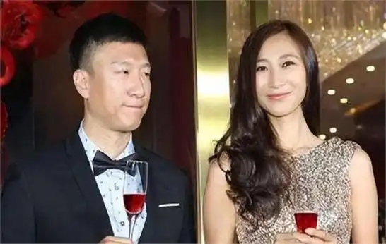 孙红雷娇妻真是新鲜"水蜜桃",丰满还穿紧身连衣裙,翘臀很迷人