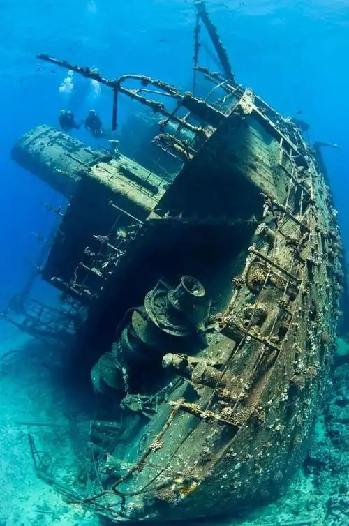 一艘诡异的"幽灵船",在加拿大湖泊中被发现,至今保持原来模样