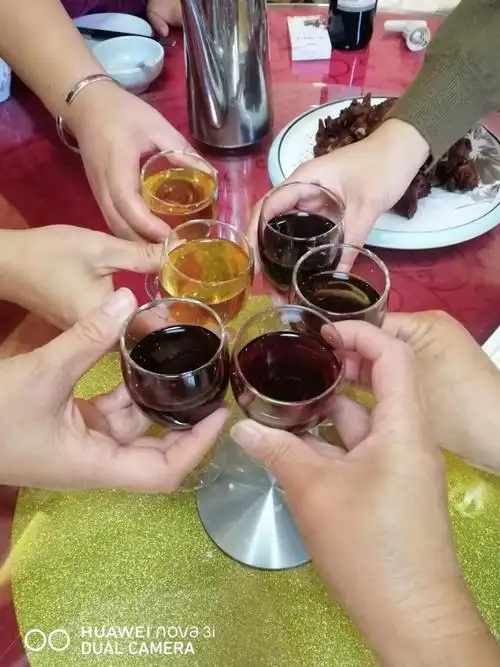 2020年11月8日六姐妹相聚明霞妹妹生日之日,快乐的一个个像孩子,喝酒