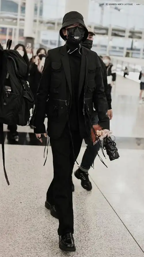 黑色渔夫帽搭配一身all black,身材比例好优越,大明星来喽7099