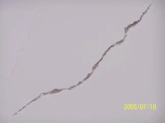 我家墙开裂的照片.触目惊心!