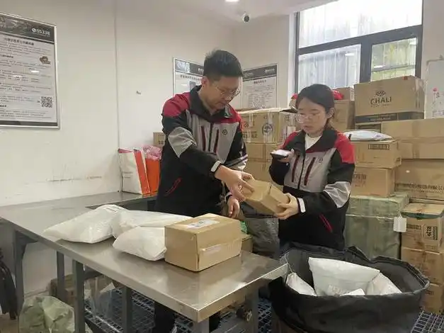 工作人员正在分拣快递