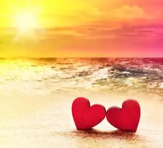 心海滩在海滩上的两颗心照片