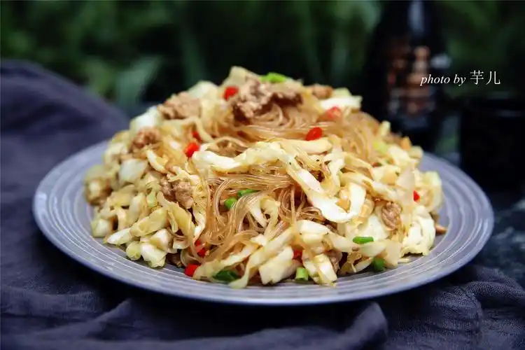 卷心菜炒粉丝的家常做法,营养健康,好吃又简单,一盘根本不够吃