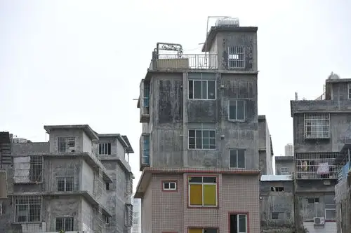 2015年12月3日,广西南宁,埌西村城中村内有不少居民擅自加盖楼层的