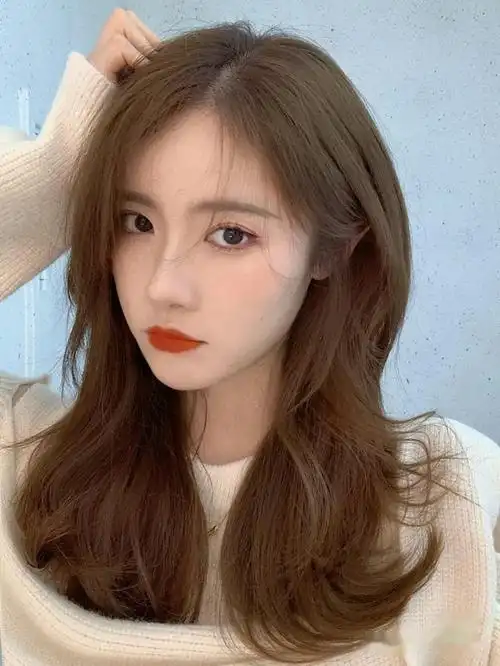 别再染黑茶色头发了!秋冬流行"亮色",显年轻还洋气