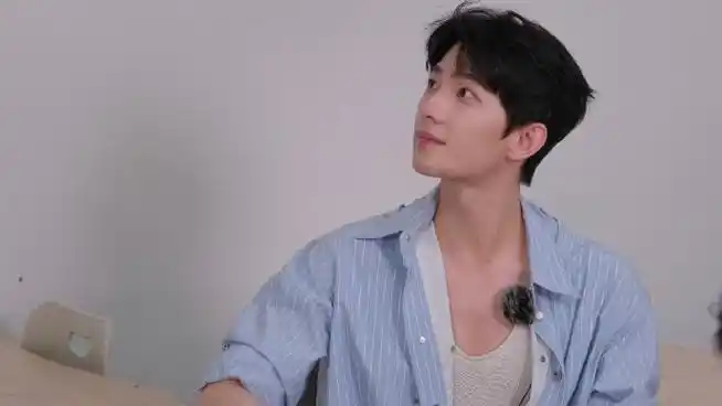 杨洋蓝色条纹衬衫造型##杨洋做咖啡侧颜