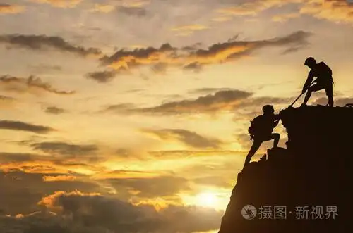 男性和女性登山者爬上山悬崖和一个