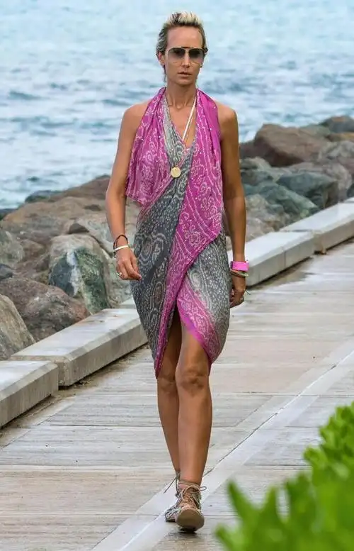 女星蕾蒂·维多利亚巴巴多斯海滩冷艳拍照,她有种酷酷的感觉