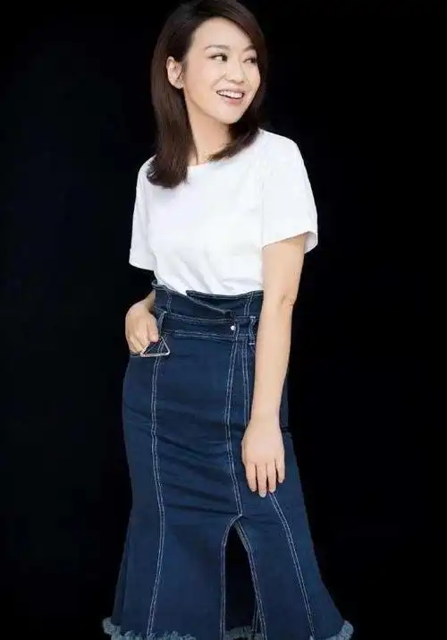 看到51岁闫妮换发型才明白:为什么中年女人喜欢剪短发,确实洋气