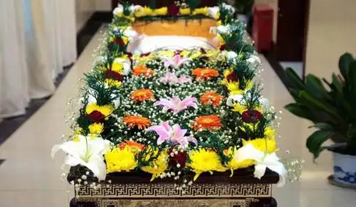 文明棺鲜花布置