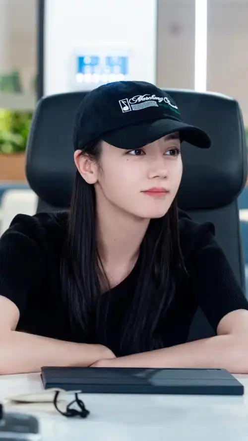 迪丽热巴工作侧拍##认真讨论的迪丽热巴