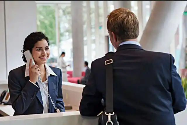 外国小姐姐与快递小哥对话:两人都在努力说外语,笑翻了